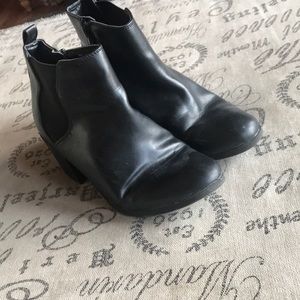 Black boot like chunky heel